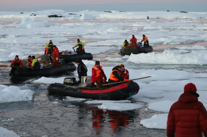 Українські полярники прибули до Антарктиди на судні ВМС Чилі