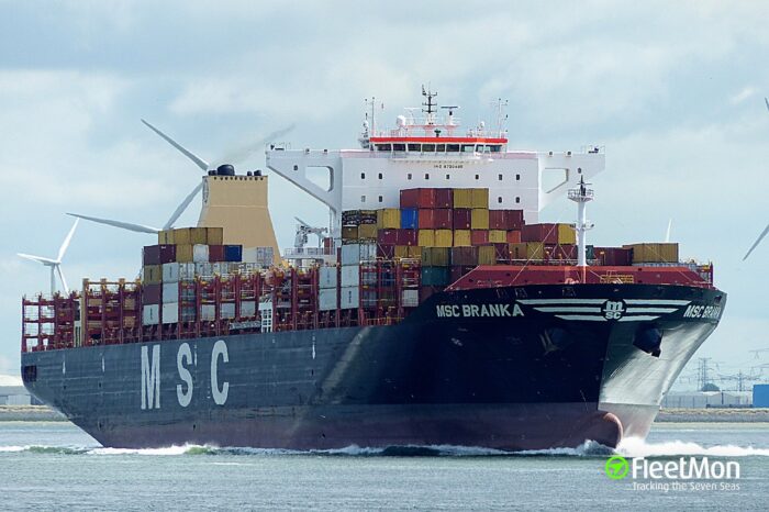 Судно MSC із 1000 контейнерів на борту відправили на карантин