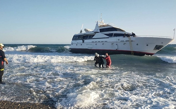 В Іспанії з яхти врятували українців, француза та двох собак