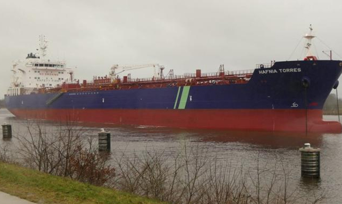 У Німеччині танкер заблокував судноплавний канал