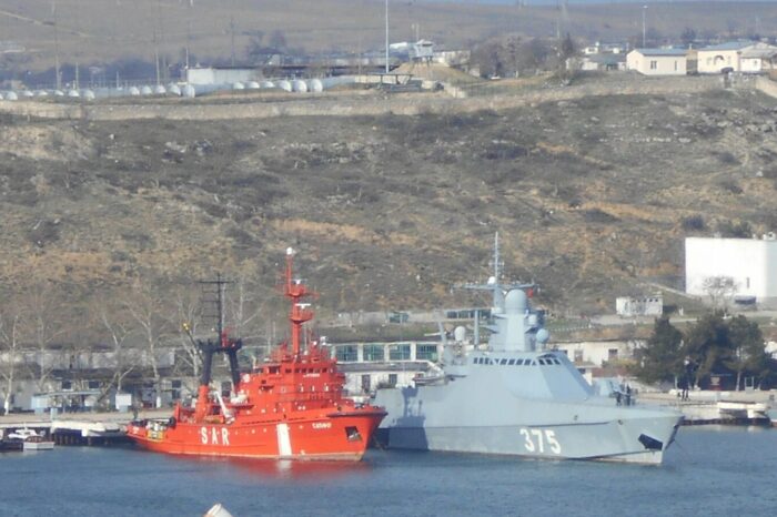 Захоплене судно «Сапфір» доставили до Севастополя: імена полонених