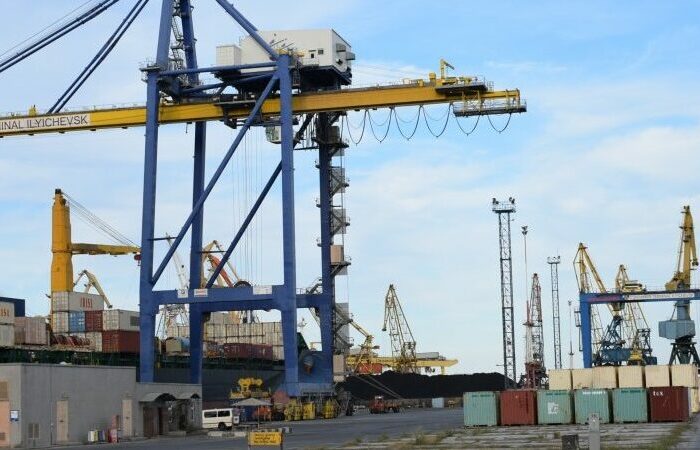 Порт Чорноморська відновив вивіз контейнерів та авто з ліками і продовольством
