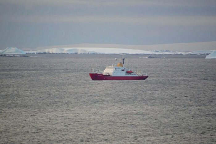 Криголам «Ноосфера» прибув до Антарктиди (ФОТО)