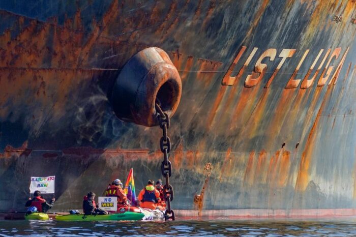 Активісти Greenpeace заблокували танкер із російською нафтою