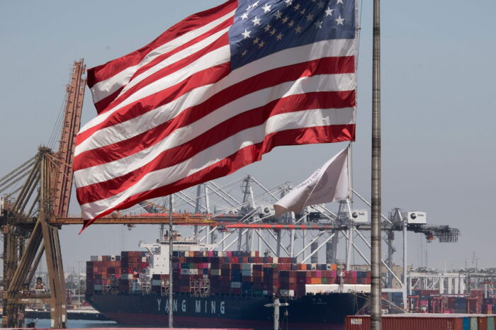 Байден заборонить пов'язаним з РФ судам заходити до портів США, - Reuters