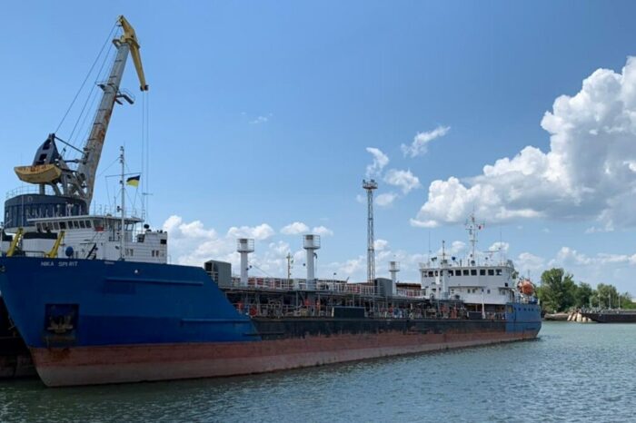 Україна з партнерами відстежує танкери з російською нафтою