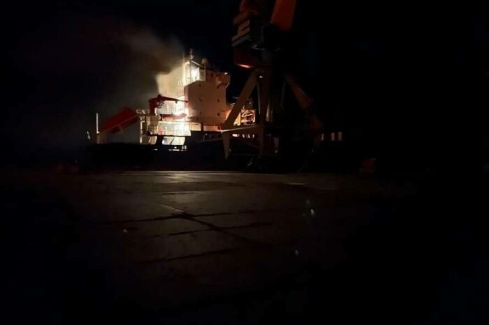 У порту Маріуполя російські військові обстріляли іноземне судно