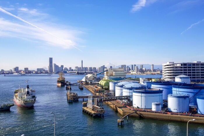 Усі порти Японії закриються на добу