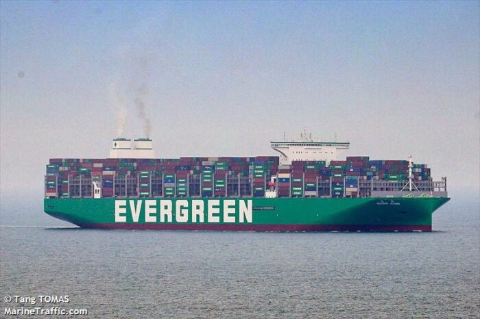 Мегаконтейнеровоз Ever Arm вперше пройшов через Суецький канал (ВІДЕО)