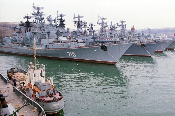 Біля Севастополя зібралося майже 40 кораблів і катерів рф