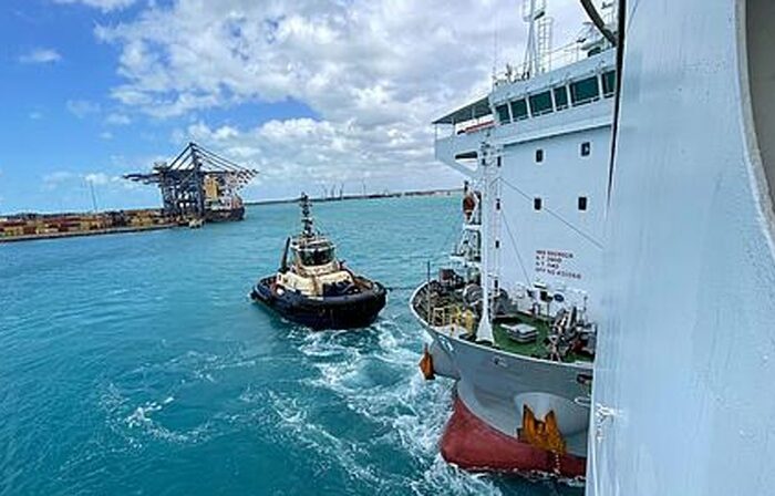 На Багамах зіткнулися контейнеровоз та круїзний лайнер (ФОТО)