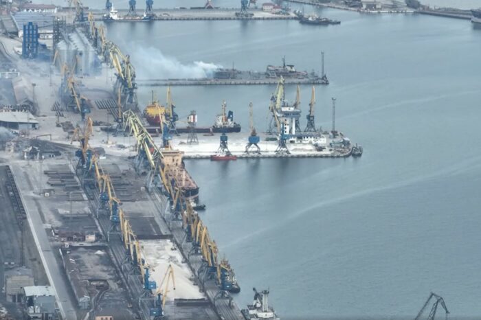 Окупанти оголосили «гумкоридор» для суден у Маріуполі