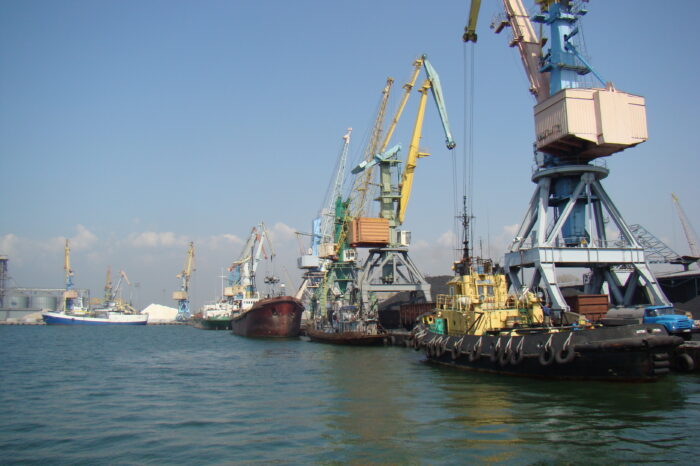 Окупанти намагаються розчистити акваторію Бердянського порту