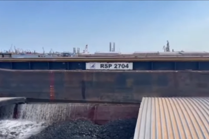 Баржа з російським вугіллям затонула в порту Констанца (ВІДЕО)