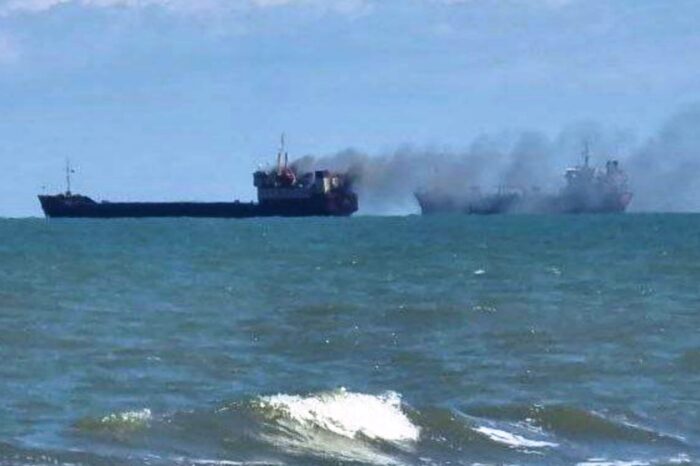 Біля російського порту загорілося судно, є жертви