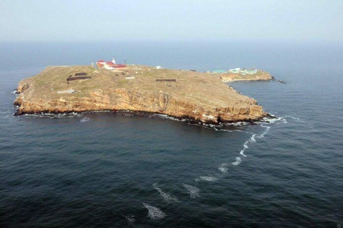 Україна атакувала російські судна постачання біля острова Зміїний