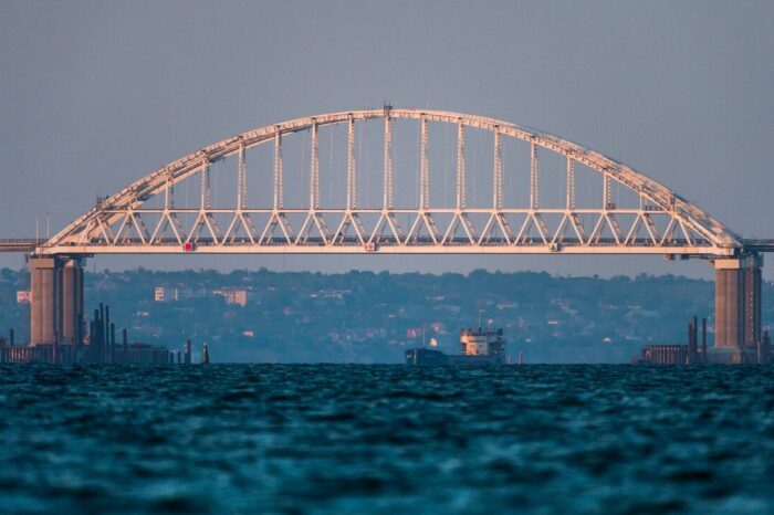 Щодоби через Керченську протоку росія пропускає близько 70 суден
