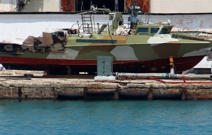 Фото дня: пошкоджений російський катер ремонтують у Севастополі