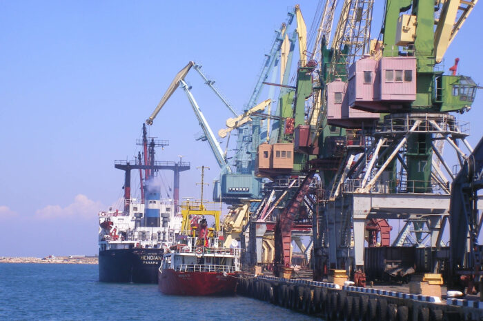 Кримські порти вже перевалили півмільйона тонн крадених вантажів