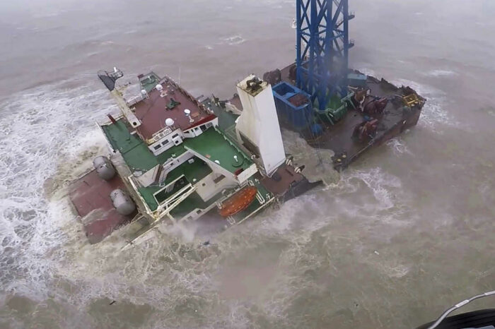 Біля берегів Китаю затонув плавкран: загинули щонайменше 12 моряків
