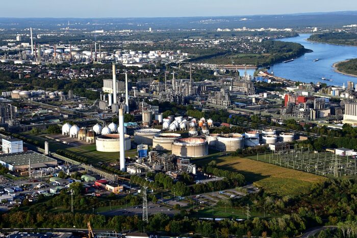 Shell скоротила виробництво на німецькому НПЗ через обміління Рейну