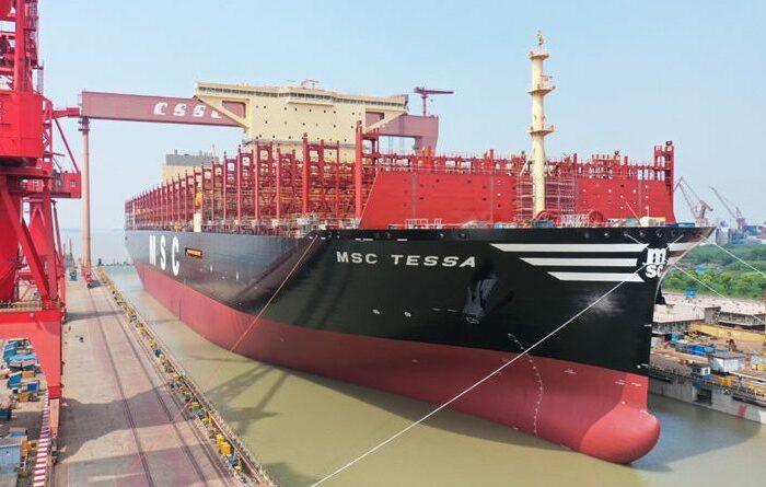 Найбільший контейнеровоз у світі спустили на воду у Китаї