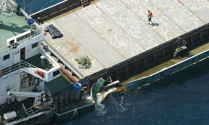 Китайське судно затонуло після зіткнення з японським танкером (ВІДЕО)