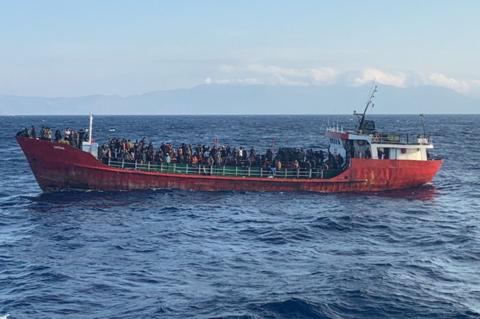 Неподалік Криту триває операція з порятунку мігрантів